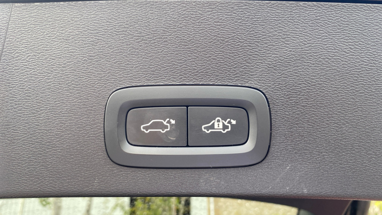 Volvo XC40 2.0 B4P Plus Dark 5dr Auto Petrol Estate